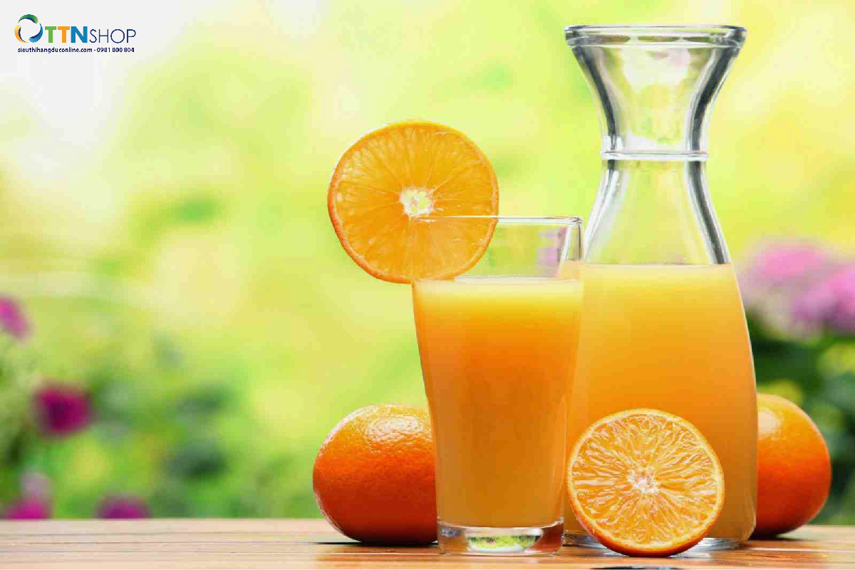 Tận hưởng những ly nước cam ngọt mát khi dùng máy vắt nước cam